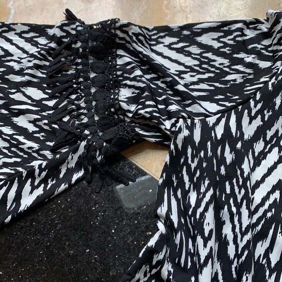 Linda Leal tunic with lace bell arms - Picture 4 of 9